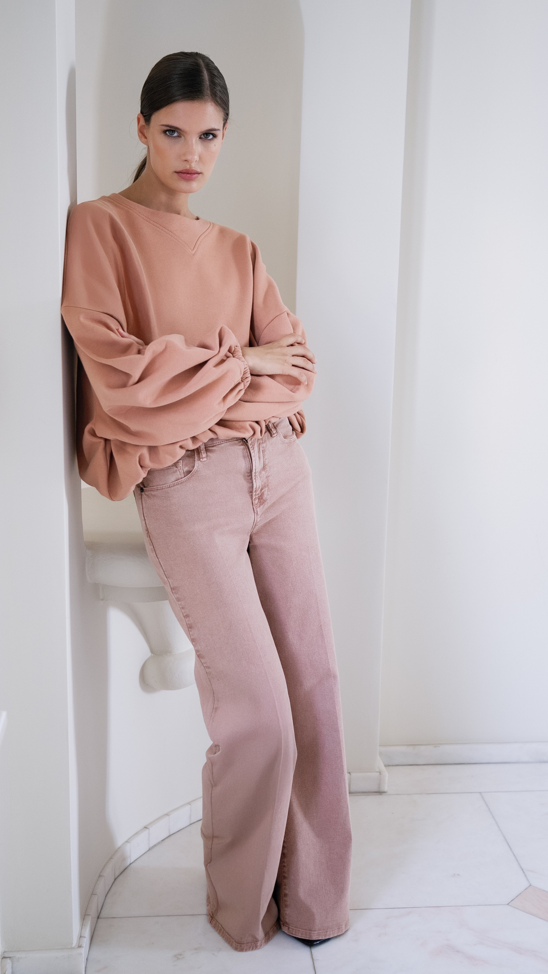 Our Colorado sweater is perfect for laid-back days or to cozy up when the temperature drops. Combine it with our famous wide jeans that never goes out of style. A timeless outfit that combines warmth and style effortlessly, making it a must-have for your wardrobe.