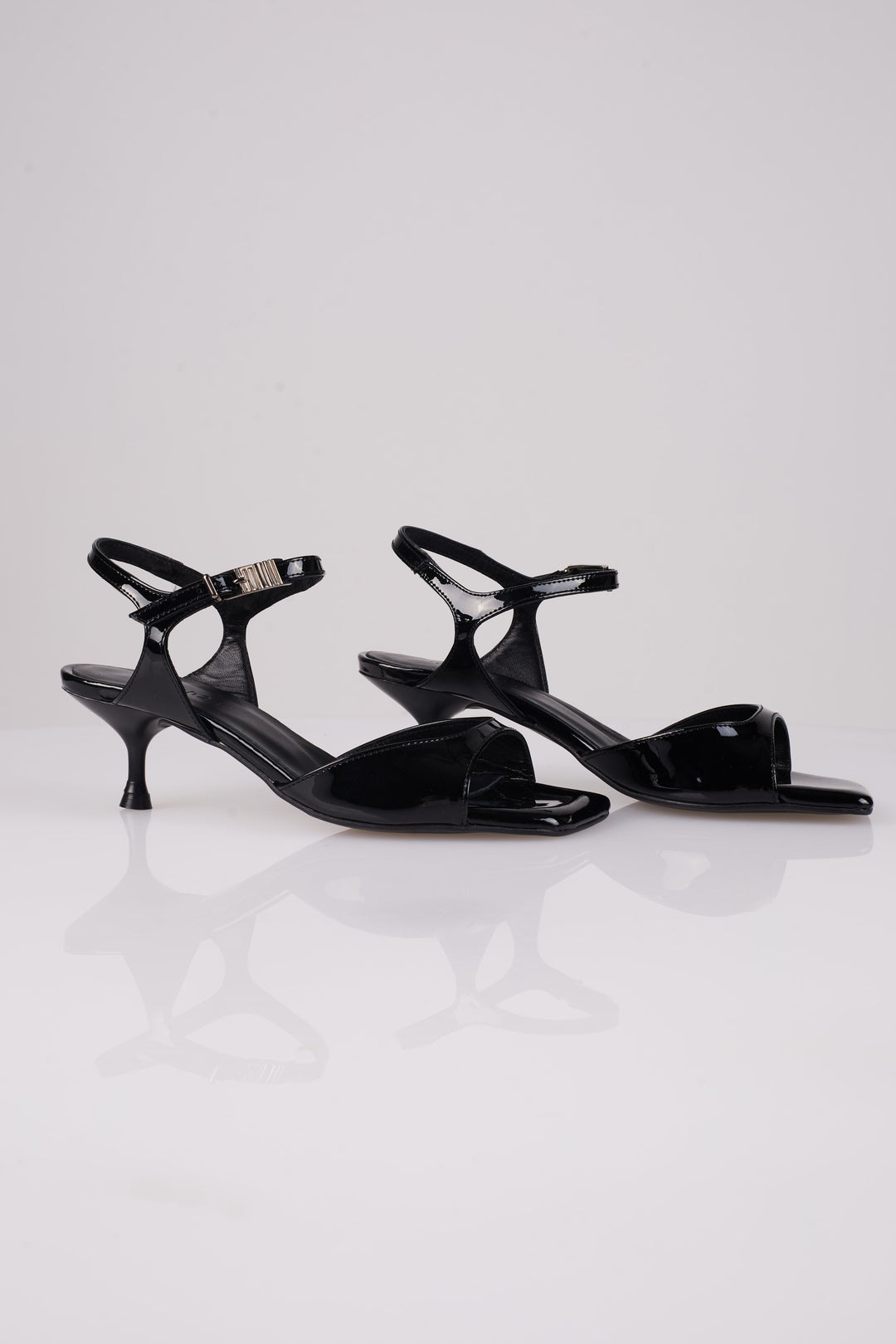 Rebecc Sandal